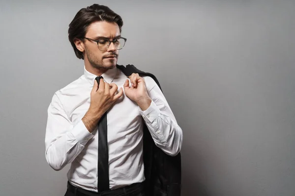 Retrato de un joven hombre de negocios guapo con traje — Foto de Stock