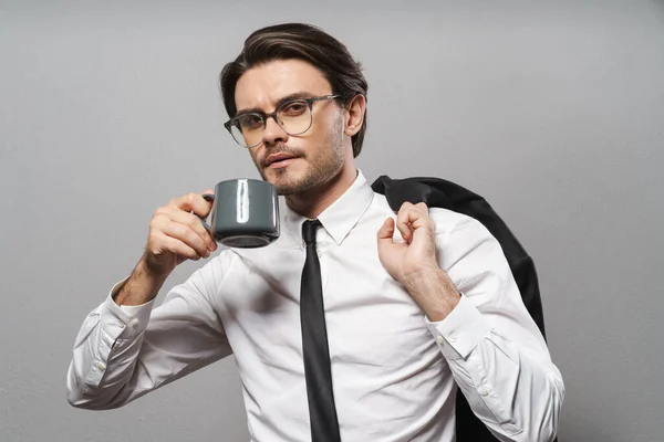 Porträt eines hübschen jungen Geschäftsmannes im Anzug — Stockfoto