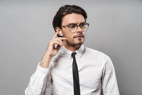 Retrato de um belo jovem empresário vestindo terno — Fotografia de Stock