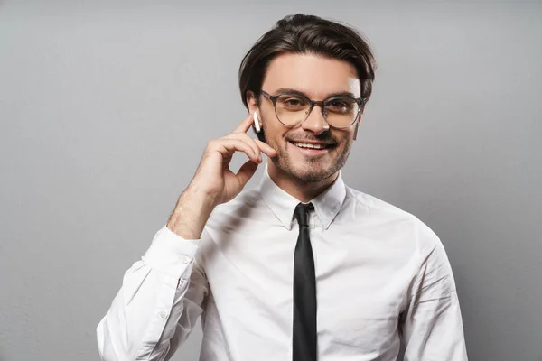 Retrato de um belo jovem empresário vestindo terno — Fotografia de Stock