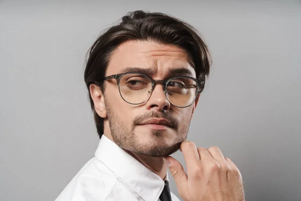 Retrato de un joven hombre de negocios guapo con traje — Foto de Stock