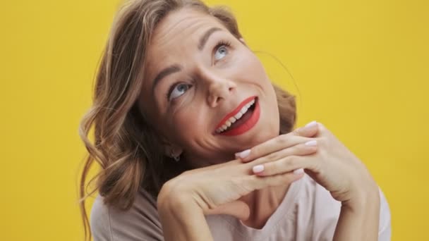 Mooie Jonge Vrouw Met Rode Lippen Glimlachen Dromen Terwijl Kijken — Stockvideo