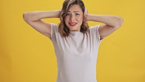 Mooie Jonge Vrouw Met Rode Lippen Aanraken Van Haar Haar — Stockvideo