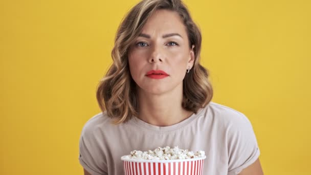 Focused Wathing Movie Young Woman Red Lips Holding Basket Popcorn — Stock Video
