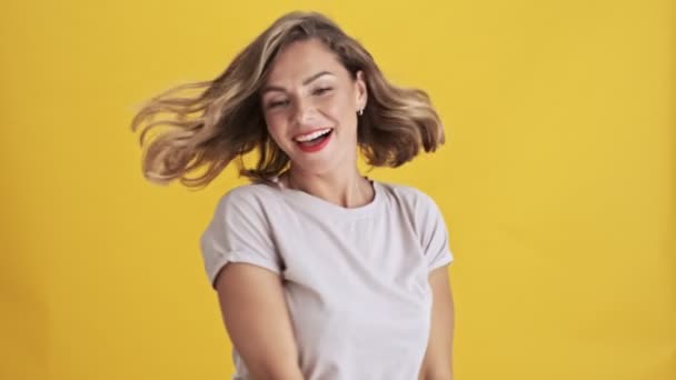 Расслабляющая Молодая Женщина Красными Губами Танцует Поворачивается Поднятыми Руками Желтый — стоковое видео