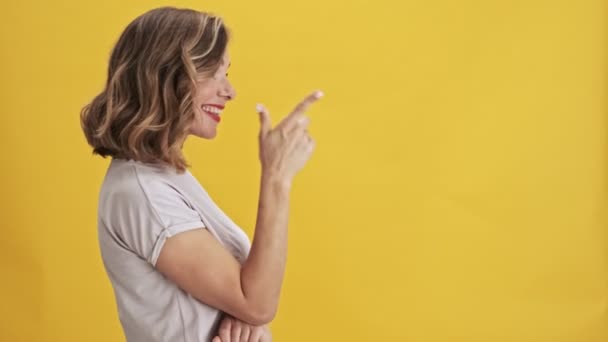 Позитивна Молода Жінка Червоними Губами Стоїть Збоку Вказує Палець Прямо — стокове відео