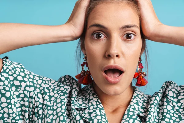 Retrato de cerca de una encantadora joven con camisa —  Fotos de Stock