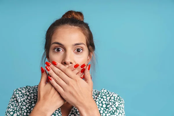 Close up portret van een mooie jonge vrouw dragen shirt — Stockfoto