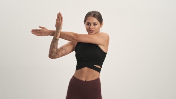 Mulher Bonita Vestindo Sutiã Esporte Preto Fazendo Ginástica Esticando Mãos — Vídeo de Stock