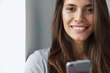 Ayakta duran genç ve güzel bir kıza yaklaş