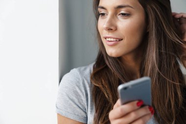 Ayakta duran genç ve güzel bir kıza yaklaş