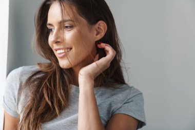 Gülümseyen güzel bir kıza yaklaş.