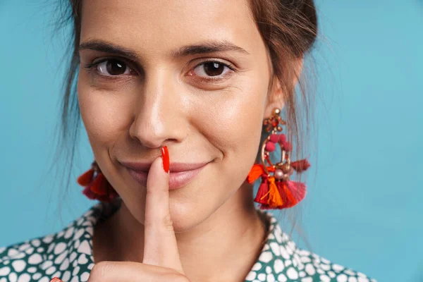 Primer plano de una chica joven y atractiva con pendientes brillantes —  Fotos de Stock