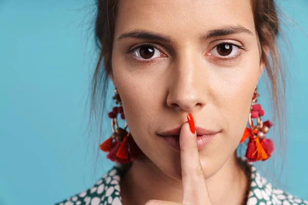 Primer plano de una chica joven y atractiva con pendientes brillantes —  Fotos de Stock