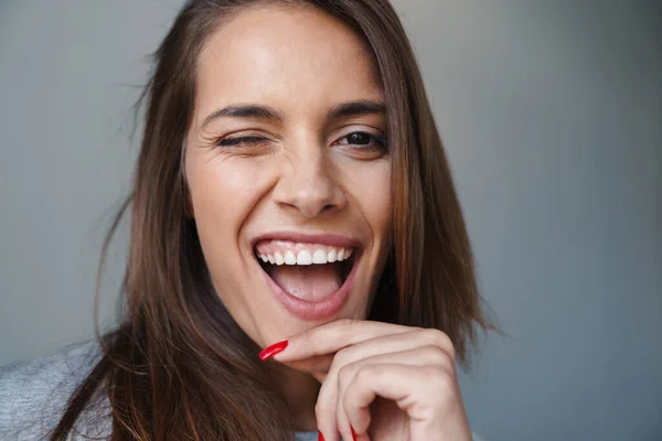 Close up de uma jovem menina bonita vestindo camisa xadrez — Fotografia de Stock