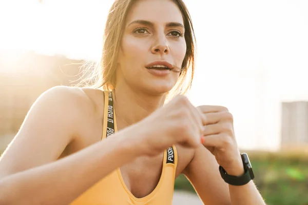 Imagem da mulher no boxe sportswear enquanto faz exercício ao ar livre — Fotografia de Stock