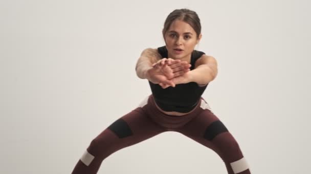 Calmo Mulher Desportiva Vestindo Traje Esticando Pernas Enquanto Olha Para — Vídeo de Stock