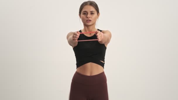 Mulher Esportiva Vestindo Roupas Treino Fazendo Exercícios Usando Fita Fitness — Vídeo de Stock
