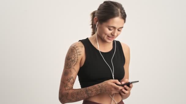 Mujer Sonriente Positiva Con Sujetador Deportivo Charlando Teléfono Inteligente Con — Vídeos de Stock