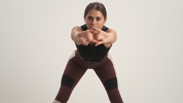 Rustige Sportieve Vrouw Draagt Trainingspak Stretching Haar Rug Terwijl Het — Stockvideo