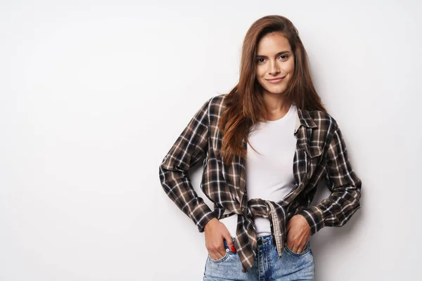 Primo piano di una giovane bella ragazza che indossa una camicia a quadri — Foto Stock