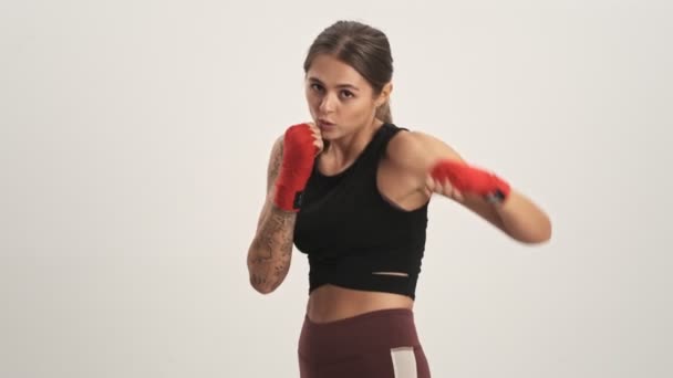 Encantadora Mujer Fuerte Con Chándal Boxeo Mano Envuelve Haciendo Ejercicio — Vídeo de stock