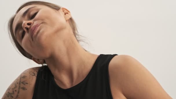Φοριέται Σπορ Γυναίκα Φορώντας Φόρμες Αγγίζοντας Λαιμό Της Ενώ Γυρνά — Αρχείο Βίντεο