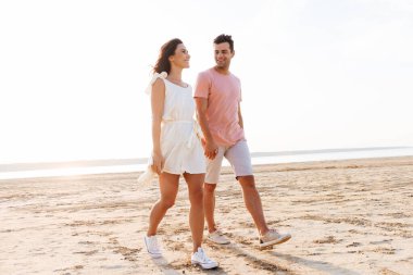 güzel gülümseyen genç Çift