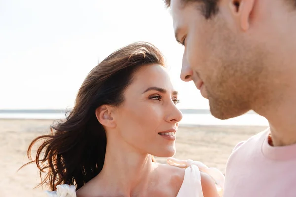 Mooi jong stel in zomerkleding op het strand — Stockfoto