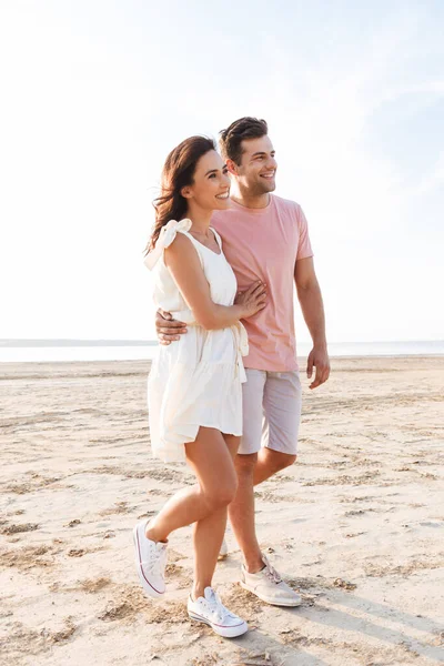 Bonito casal jovem sorridente — Fotografia de Stock