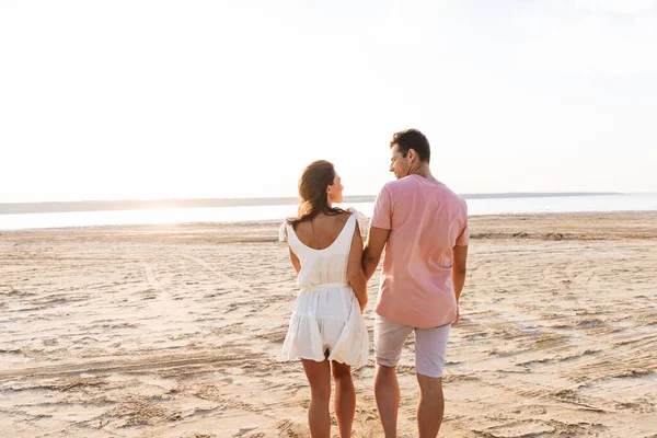 Rückansicht eines schönen jungen Paares — Stockfoto