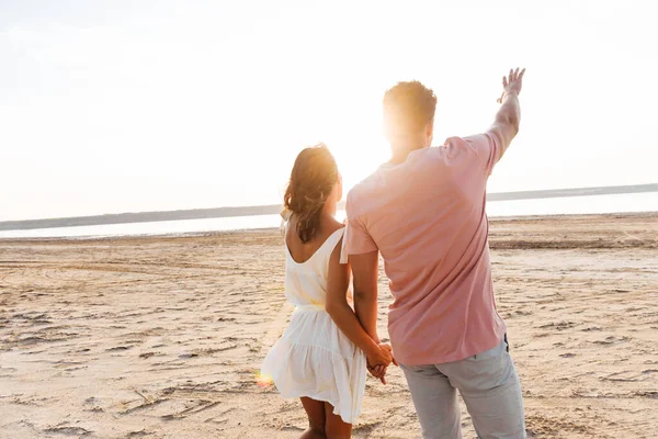 Visão traseira de um belo jovem casal — Fotografia de Stock