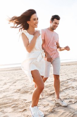 güzel gülümseyen genç Çift