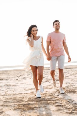 güzel gülümseyen genç Çift