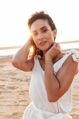 Yazlık elbise giyen genç ve güzel bir bayana yaklaş.