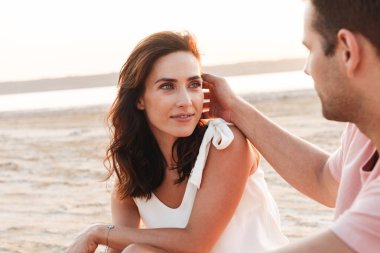 Yaz kıyafetleri giyen sevimli genç bir çift.