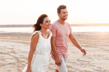 güzel gülümseyen genç Çift