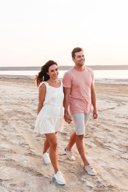 güzel gülümseyen genç Çift