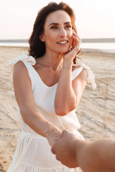 Sorrindo bela jovem mulher usando vestido de verão — Fotografia de Stock