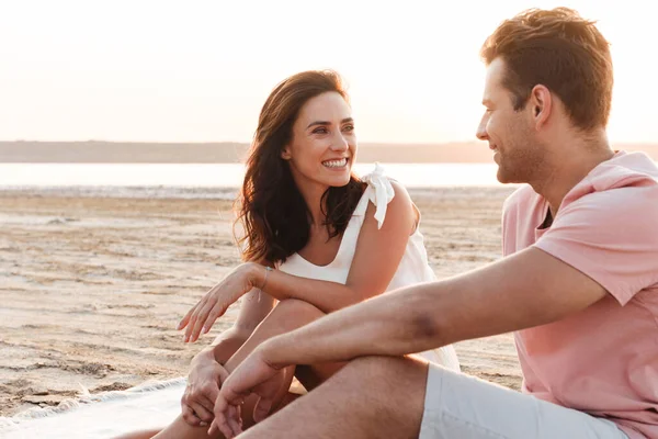 Adorável jovem casal vestindo roupas de verão — Fotografia de Stock