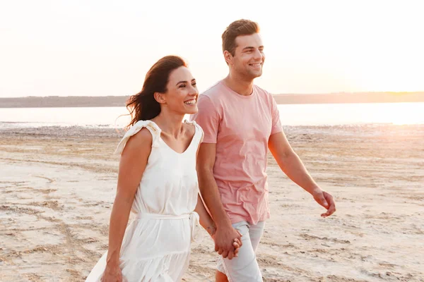 Bonito casal jovem sorridente — Fotografia de Stock