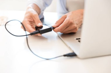 Bir kadın fotoğrafçıya yaklaş.