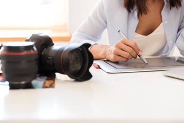 Çalışan genç bir kadın fotoğrafçıya yakın çekim