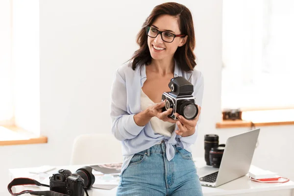 Wanita muda fotografer cantik yang bekerja di kantornya — Stok Foto