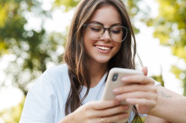 Doğa Yeşil Parkı 'nda cep telefonu kullanan bir bayan..