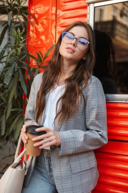 Ceket giyen çekici genç bir kadın.