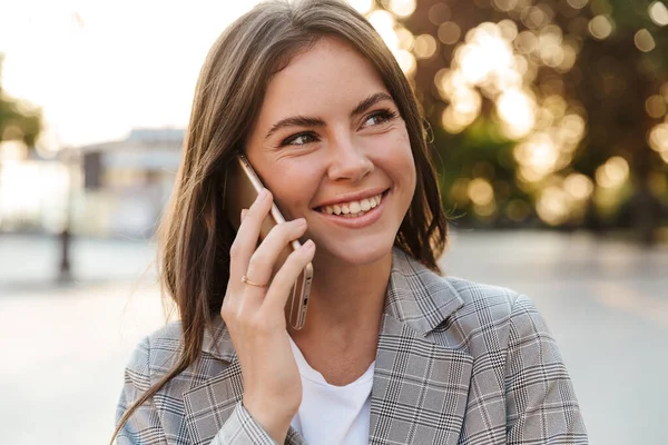 Primer plano de una joven feliz vestida con atuendo casual — Foto de Stock