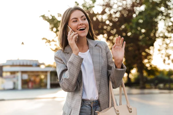 Primer plano de una joven feliz vestida con atuendo casual —  Fotos de Stock