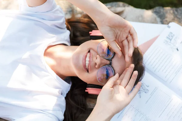 Lady venku v přírodním parku leží na trávě — Stock fotografie