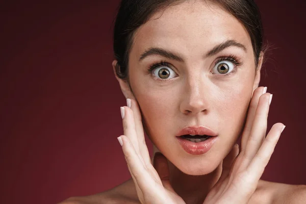 Immagine di donna sorpresa a petto nudo che guarda la macchina fotografica in meraviglia — Foto Stock